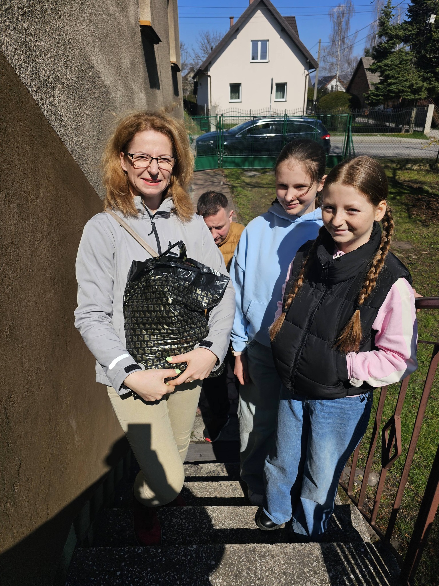 Grupa wolontariuszy z paczką dla rodziny