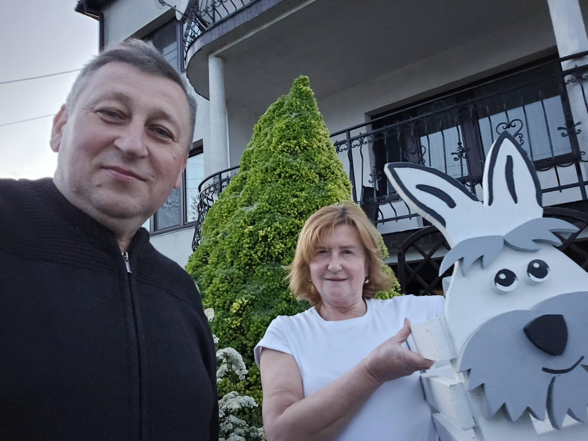 Prezes Fundacji wraz z Panią Ewą prezentujący donicę