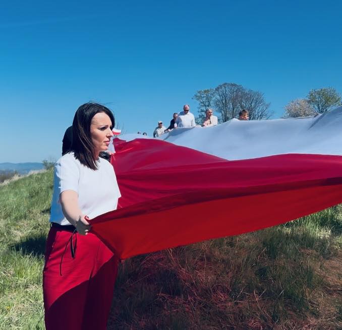 Uczestniczka wydarzenia z biało-czerwoną flagą