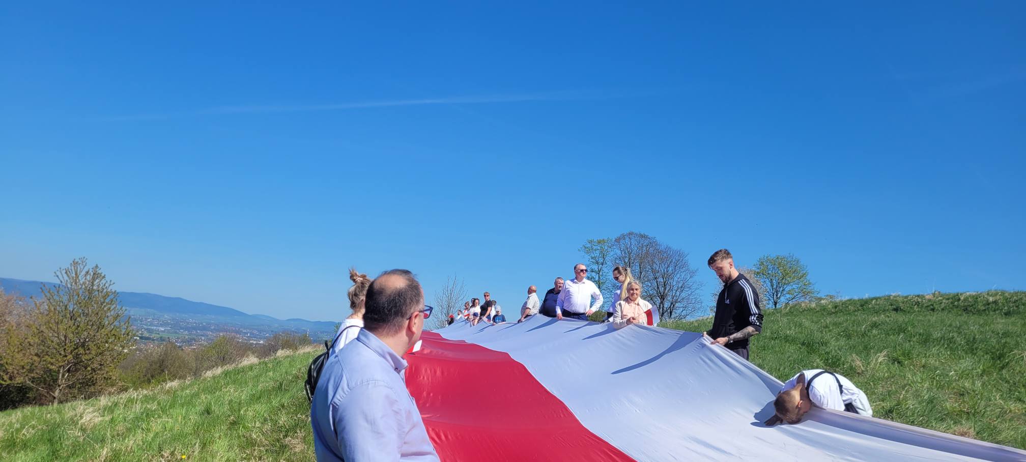 100-metrowa biało-czerwona flaga rozwinięta na Grapie w Ostrem