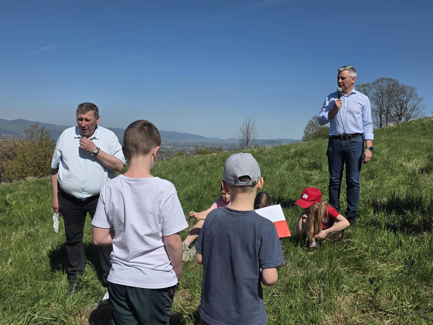 Poseł Przemysław Drabek przemawia podczas obchodów Dnia Flagi w Ostrem