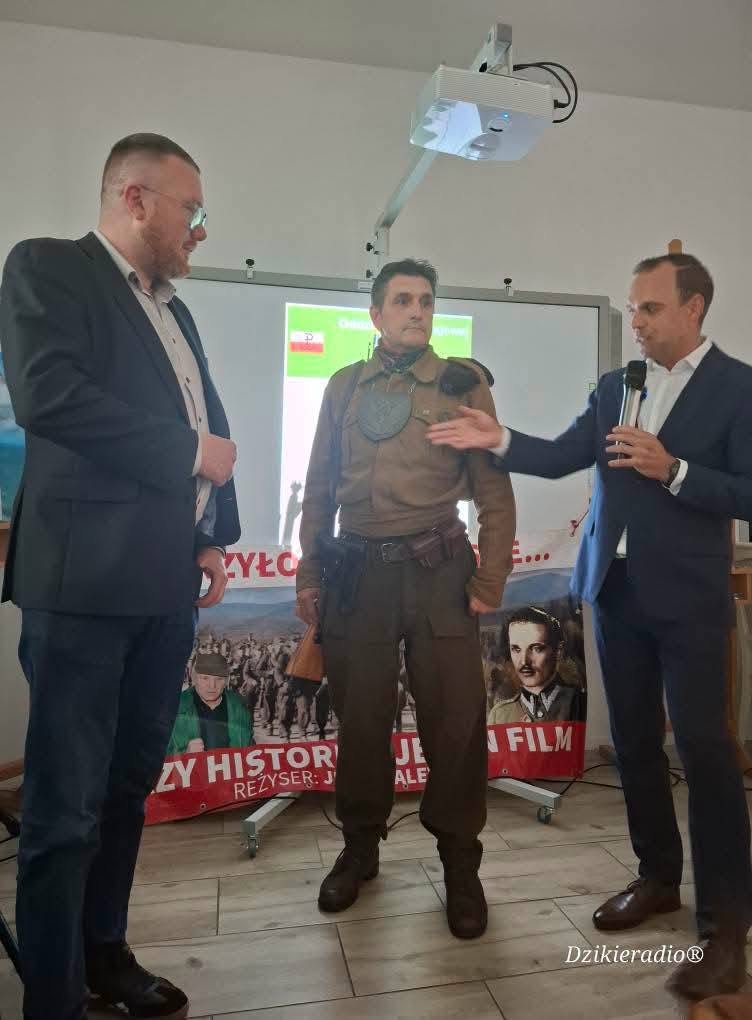 Rekonstruktor w mundurze Żołnierzy Wyklętych podczas konferencji