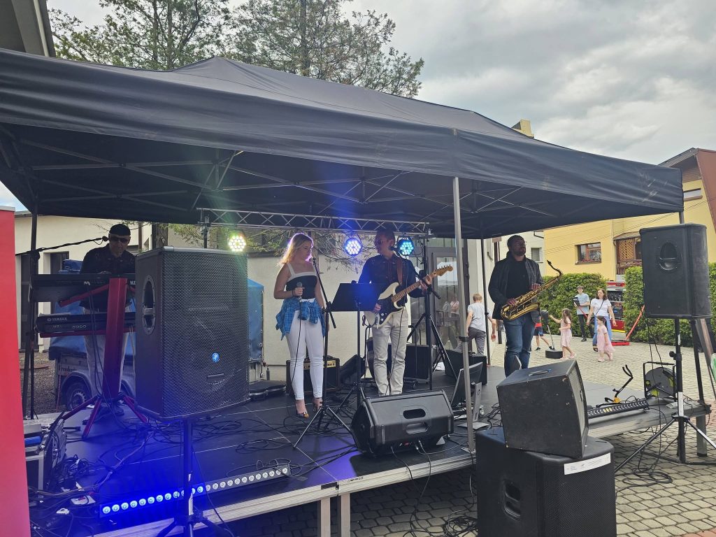 Scena i nagłośnienie Fundacji Zaangażowani.pl podczas pikniku w Aleksandrowicach