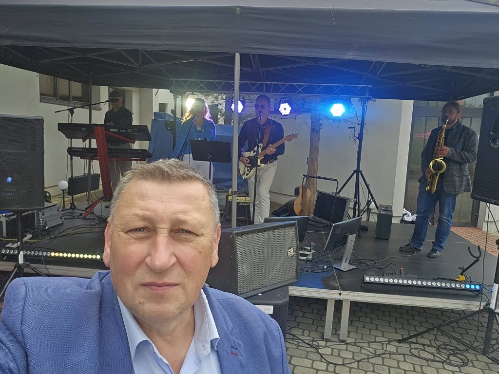 Prezes Fundacji Zaangażowani.pl na tle sceny podczas pikniku