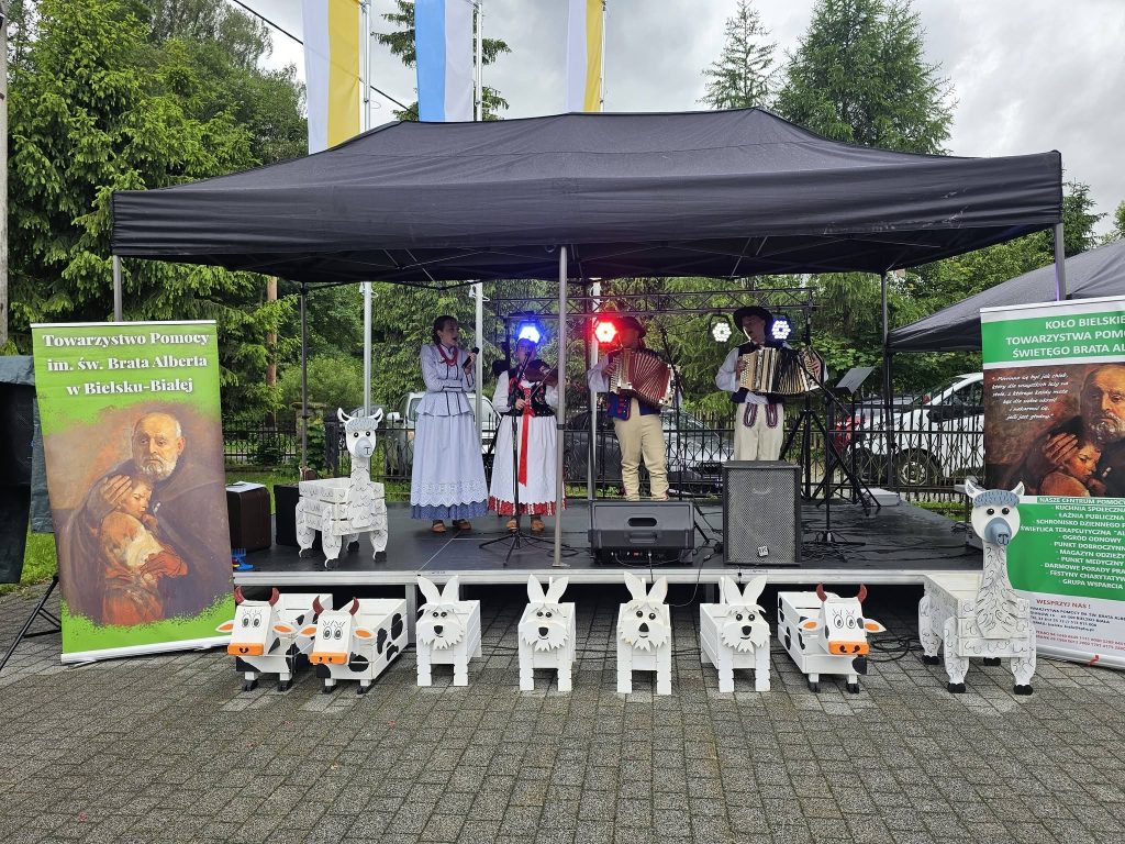 Scena Fundacji Zaangażowani.pl i „Donice Dobra" podczas pikniku Albertowska Trasa Dobra