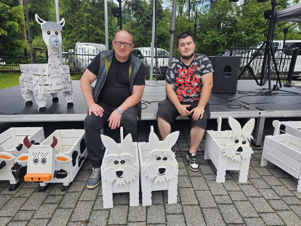 Wójt Gminy Rajcza Dariusz Płoskonka z „Donicą Dobra” podczas pikniku w Soli