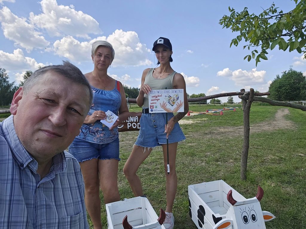 Prezes Fundacji Bogusław Biernat z rodziną Państwa Motyków w Stajni Wesoła Podkowa