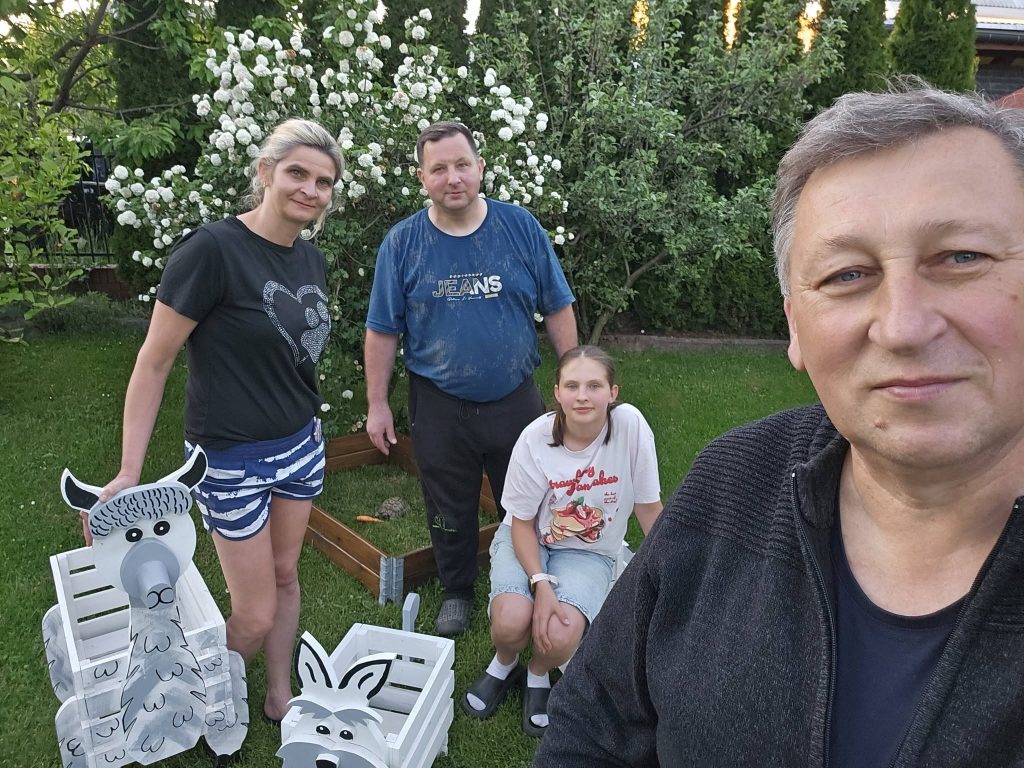 Wspólne zdjęcie rodziny Łodzianów z przedstawicielem Fundacji Zaangażowani.pl
