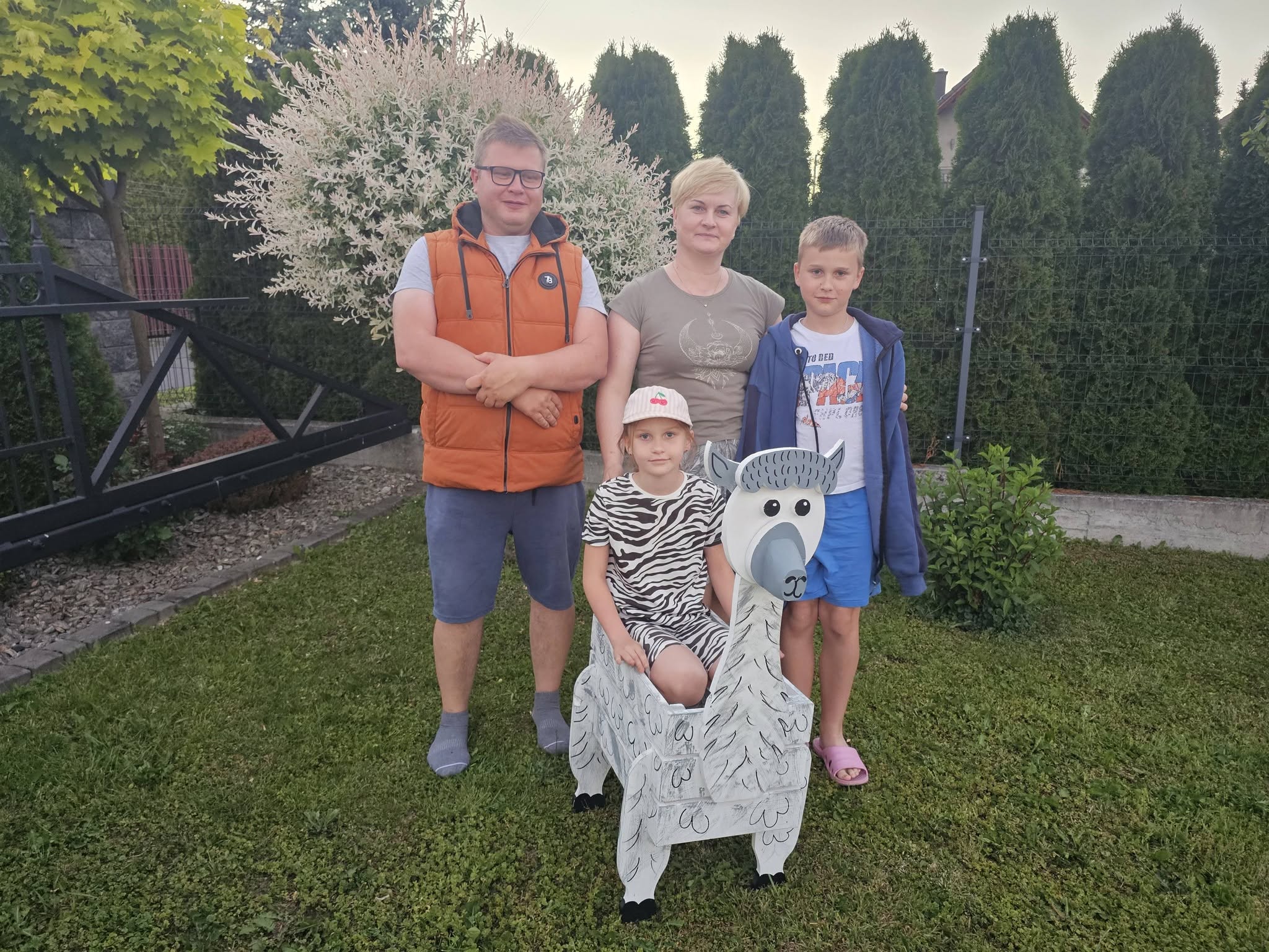Rodzina Borowiec z Lipowej przy „Donicy Dobra” w kształcie alpaki