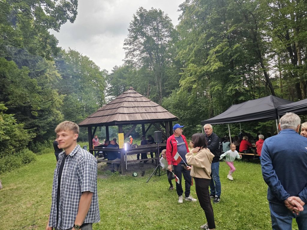 Uczestnicy przy wiacie podczas ogniska