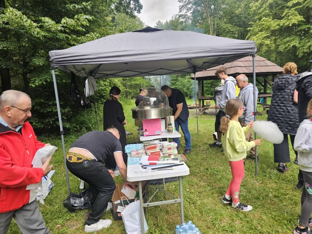 Poczestunek i wata cukrowa podczas ogniska