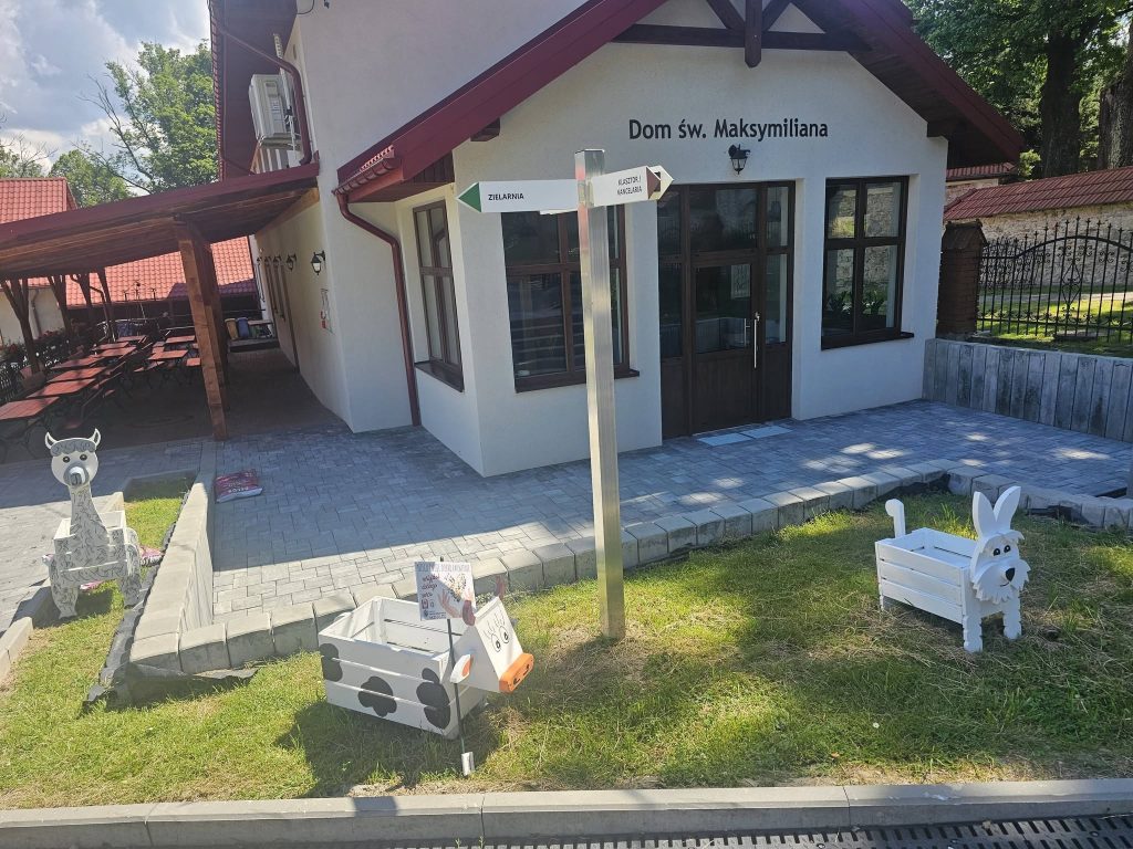 Donica Dobra przy Domu św. Maksymiliana w Rychwałdzie