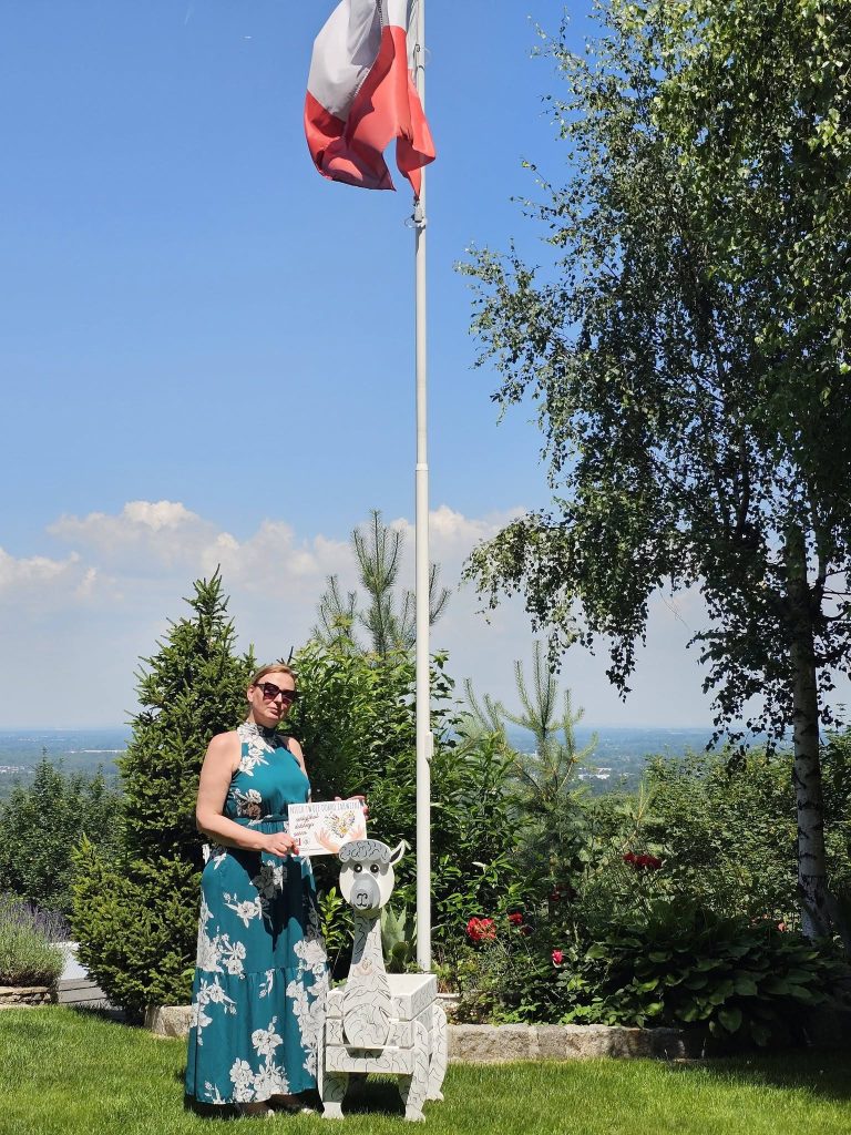 Donica Dobra w Porąbce z flagą Polski w tle